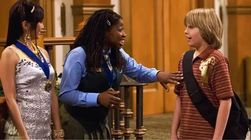 Giovonnie Samuels smiling with kid danger in Henry danger tv show